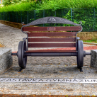 Lavička představující vlakovou zastávku Gymnázium