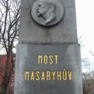 pamětní deska na mostě TGM