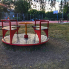 Kolotoč u hřiště v ulici U parku