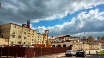 Pokračují práce na demolici pivovarské spilky