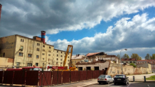 Pokračují práce na demolici pivovarské spilky 