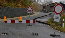 Zpráva o uzavřené komunikaci v ulici U Hřbitova