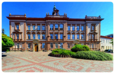 ZŠ Komenského přijme kvalifikovaného učitele/učitelku dějepisu